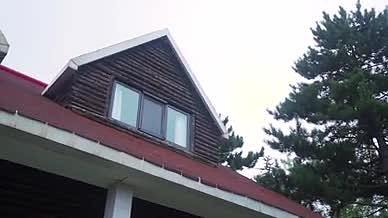 屋檐木头屋窗户阁楼视频的预览图